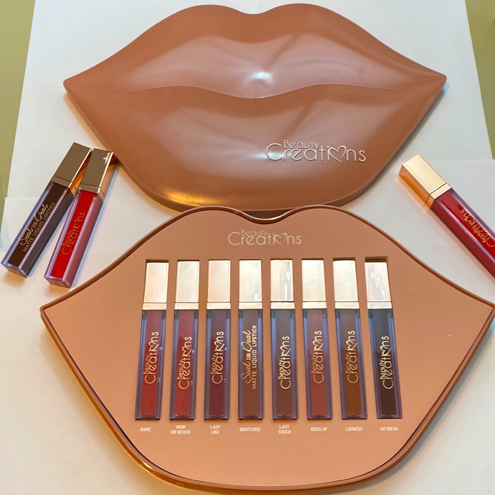 Set de labiales en un hermoso estuche decorativo en un hermoso labio gigante
